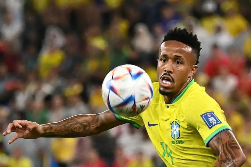 صورة للمدافع إيدير ميليتاو وهو يغادر الملعب مصاباً