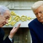 صورة للرئيس الأمريكي دونالد ترامب ورئيس الوزراء الإسرائيلي بنيامين نتنياهو خلال اجتماع أو مكالمة هاتفية، ترمز للتوتر الدبلوماسي.