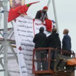 صورة تظهر عمود كهربائي في مراكش مع تواجد للسلطات، يرمز إلى اعتصام المحتج.