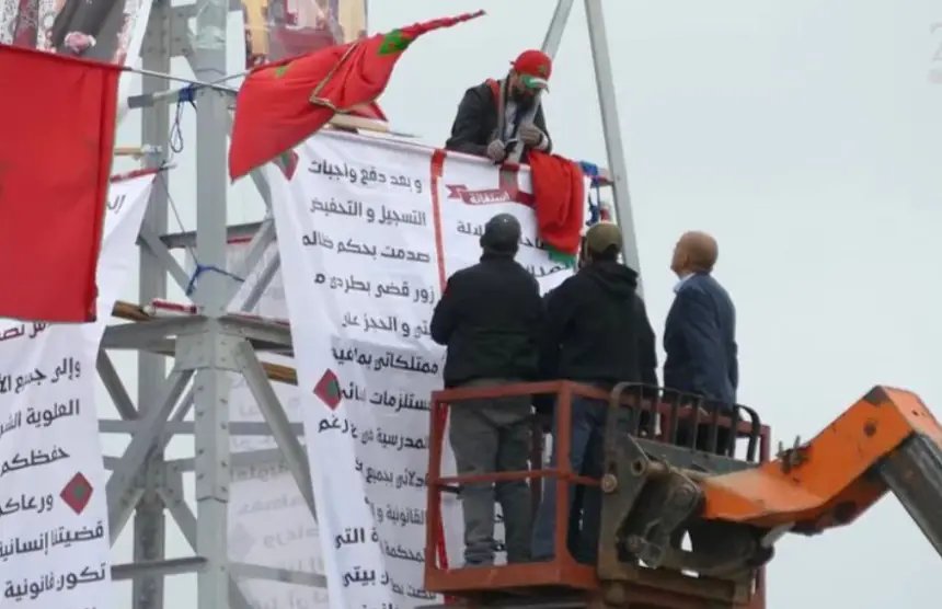 صورة تظهر عمود كهربائي في مراكش مع تواجد للسلطات، يرمز إلى اعتصام المحتج.