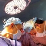 فريق طبي من مستشفى الأمير راشد العسكري بعد عملية استئصال ورم سرطاني ضخم.