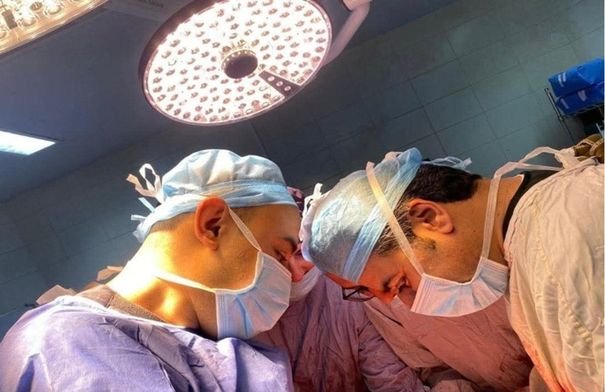 إنجاز طبي بارز: استئصال ورم سرطاني عملاق بوزن 22 كجم في مستشفى الأمير راشد العسكري 7 فريق طبي من مستشفى الأمير راشد العسكري بعد عملية استئصال ورم سرطاني ضخم.