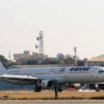 طائرة تحلق في سماء إيران بعد إعادة فتح المجال الجوي جزئياً