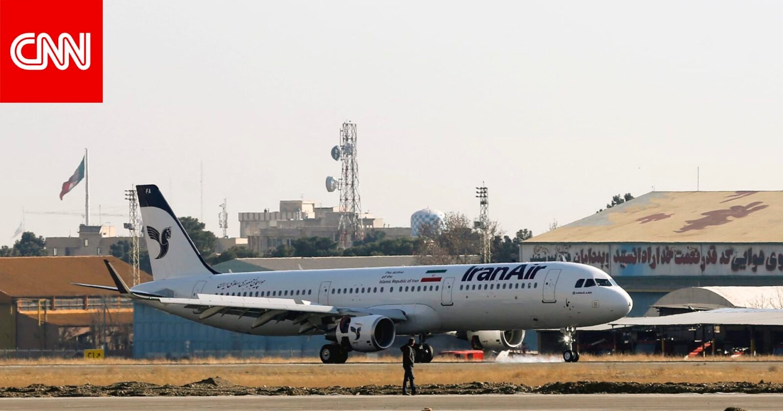 طائرة تحلق في سماء إيران بعد إعادة فتح المجال الجوي جزئياً