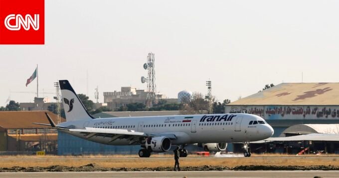 طائرة تحلق في سماء إيران بعد إعادة فتح المجال الجوي جزئياً