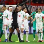 الحكم الكونغولي جان جاك ندالا يرتدي زي التحكيم في مباراة كرة قدم.