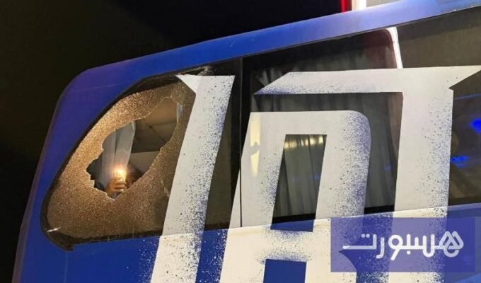 حافلة فريق اتحاد طنجة المتضررة بعد تعرضها للرشق بالحجارة في آسفي