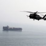طائرتا هليكوبتر تابعتان للبحرية الأمريكية خلال مناورة في بحر العرب