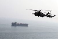 طائرتا هليكوبتر تابعتان للبحرية الأمريكية خلال مناورة في بحر العرب