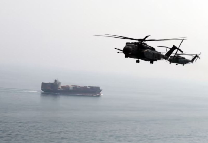 طائرتا هليكوبتر تابعتان للبحرية الأمريكية خلال مناورة في بحر العرب