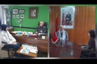 الشابة هبة السطار خلال تسجيل بودكاست حول تأثير الأمطار الغزيرة على الأمن الغذائي في شفشاون.