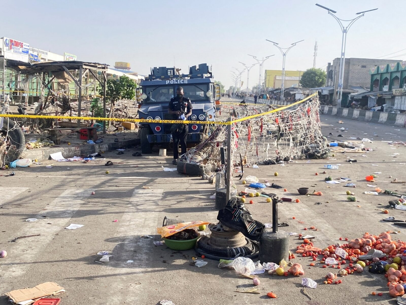 شاحنة شرطة نيجيرية في سوق مايدوغوري المهجور بعد انفجارات في ولاية بورنو