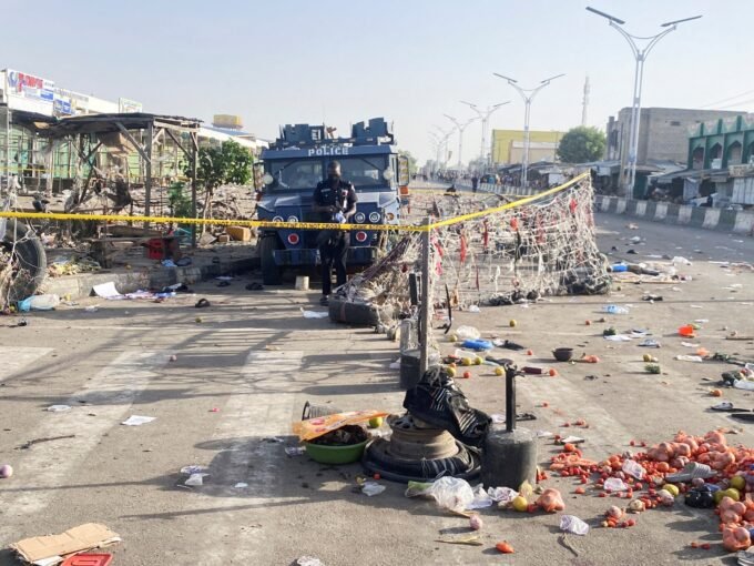 شاحنة شرطة نيجيرية في سوق مايدوغوري المهجور بعد انفجارات في ولاية بورنو