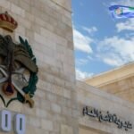 صورة لعلم الأردن يرفرف، مع إشارة إلى إجراءات الأمن العام