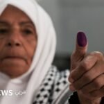 فلسطينيون يدلون بأصواتهم في مراكز الاقتراع بالضفة الغربية وقطاع غزة خلال الانتخابات المحلية.