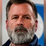 ترامب يستفسر عن ادعاء "الانتقال الآني" لمسؤول في FEMA 6 صورة للرئيس الأمريكي السابق دونالد ترامب وهو يتحدث، مع إشارة إلى تقرير CNN عن مسؤول FEMA وادعاء الانتقال الآني.