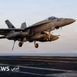 هل تتجه واشنطن نحو تدخل بري في إيران؟ تحليل للمخاطر والسيناريوهات 8 مقاتلة أمريكية من طراز F/A-18E تستعد للهبوط على حاملة الطائرات أبراهام لينكولن في عرض البحر.