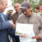 سوس ماسة تتبنى "صندوق الماء" لتعزيز التشجير في المناطق الجافة: نجاح بيئي واقتصادي 8 صورة توضيحية لنظام "صندوق الماء" المستخدم في مشاريع التشجير بمنطقة سوس ماسة، يظهر جهاز تجميع المياه بجانب شتلة صغيرة في بيئة جافة.