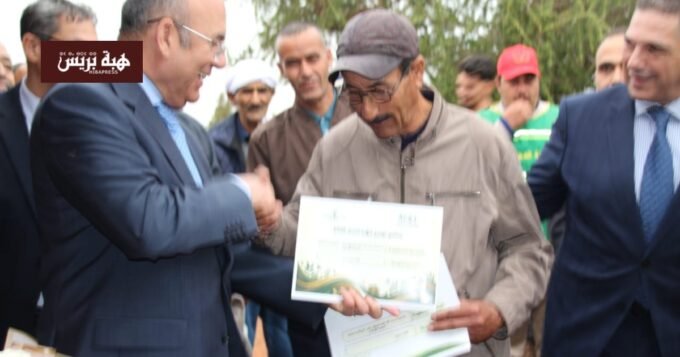 سوس ماسة تتبنى "صندوق الماء" لتعزيز التشجير في المناطق الجافة: نجاح بيئي واقتصادي 1 صورة توضيحية لنظام "صندوق الماء" المستخدم في مشاريع التشجير بمنطقة سوس ماسة، يظهر جهاز تجميع المياه بجانب شتلة صغيرة في بيئة جافة.
