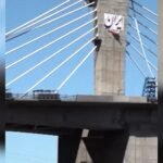 صورة لجسر B1 المتضرر في إيران بعد الغارة الجوية، مع خلفية لمدينة كرج.