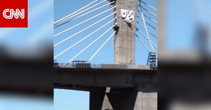 ترامب يوجه تحذيراً شديداً لإيران عقب استهداف جسر حيوي قرب طهران 28 صورة لجسر B1 المتضرر في إيران بعد الغارة الجوية، مع خلفية لمدينة كرج.