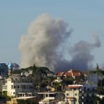 دخان يتصاعد من موقع غارة جوية إسرائيلية استهدفت منطقة في مدينة النبطية جنوب لبنان.