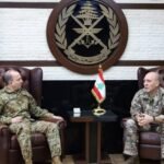 صورة تجمع قائد الجيش اللبناني العماد رودولف هيكل ونائب رئيس أركان الجيش الفرنسي الجنرال جان ميشيل مونييه خلال لقائهما في اليرزة.