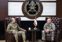 صورة تجمع قائد الجيش اللبناني العماد رودولف هيكل ونائب رئيس أركان الجيش الفرنسي الجنرال جان ميشيل مونييه خلال لقائهما في اليرزة.