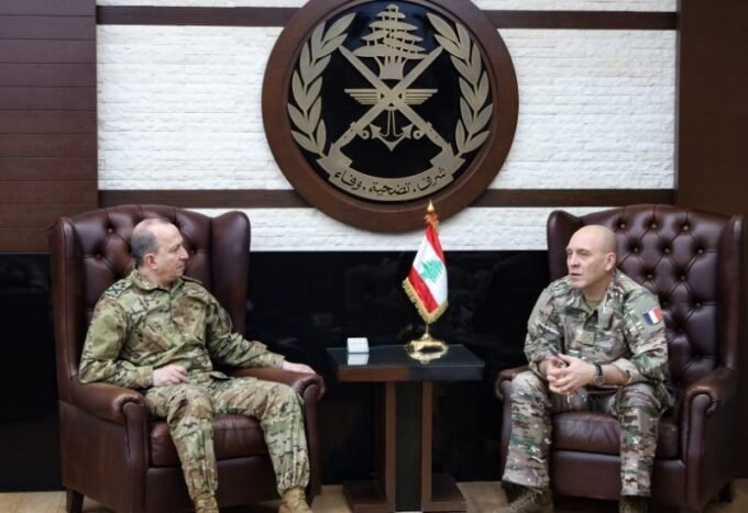 صورة تجمع قائد الجيش اللبناني العماد رودولف هيكل ونائب رئيس أركان الجيش الفرنسي الجنرال جان ميشيل مونييه خلال لقائهما في اليرزة.