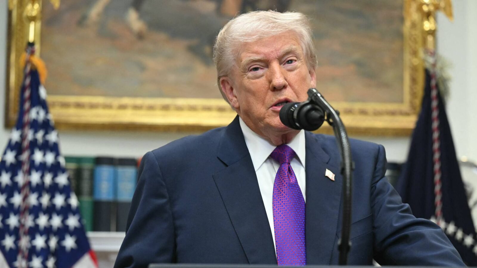 صورة أرشيفية للرئيس الأمريكي دونالد ترمب خلال إلقائه خطاباً، في إشارة إلى تصريحاته الأخيرة حول إيران.