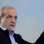 الرئيس الإيراني مسعود بيزشكيان يتحدث في مؤتمر صحفي