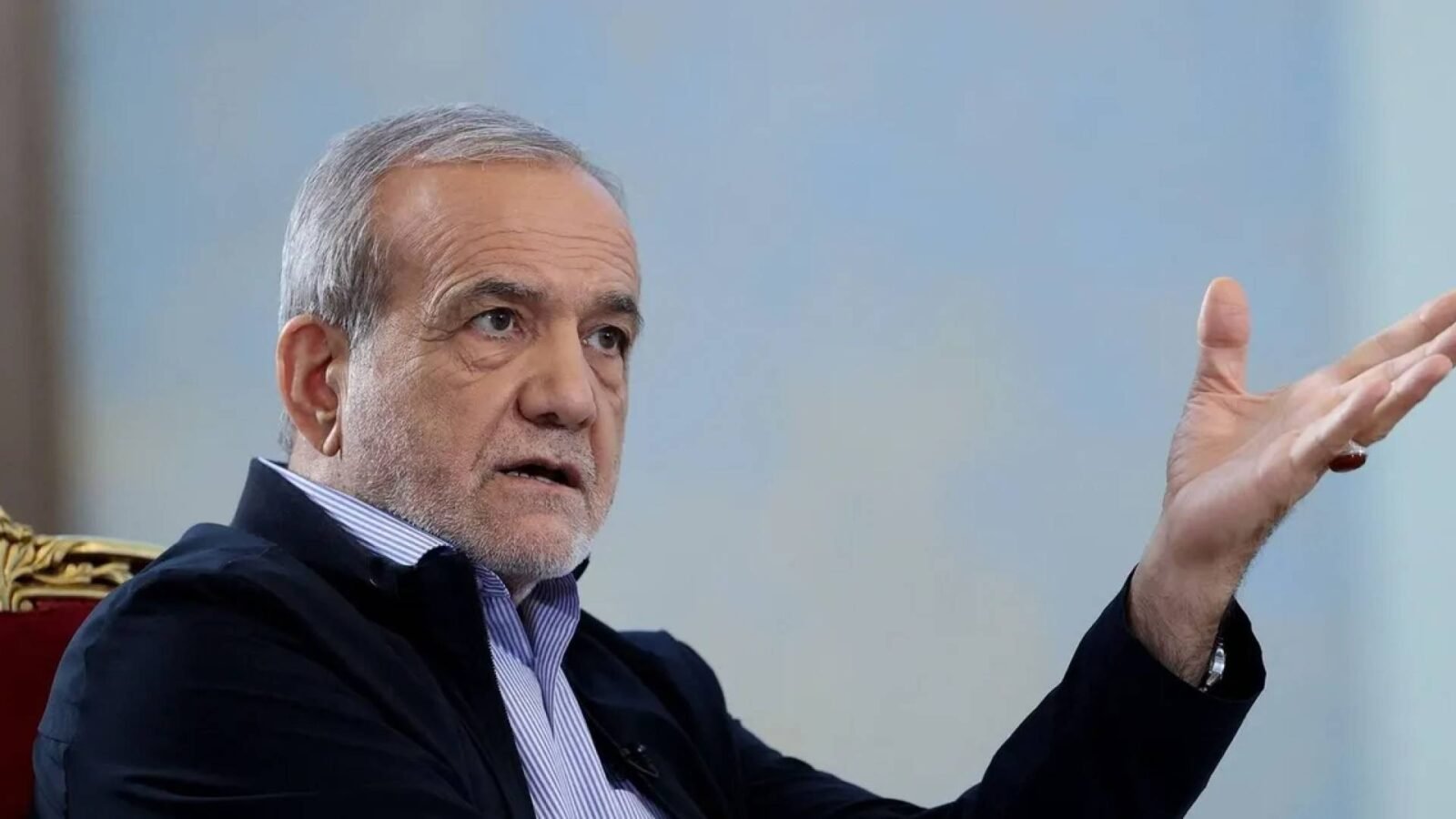 الرئيس الإيراني مسعود بيزشكيان يتحدث في مؤتمر صحفي