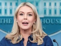 المتحدثة باسم البيت الأبيض كارولين ليفيت تتحدث في مؤتمر صحفي، مع إشارة إلى موقف الإدارة الأمريكية من تخصيب اليورانيوم الإيراني.