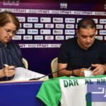 رئيس نادي الدفاع الحسني الجديدي يوزع بدلات رياضية على أطفال دار الأمل بالجديدة خلال تجديد الشراكة.
