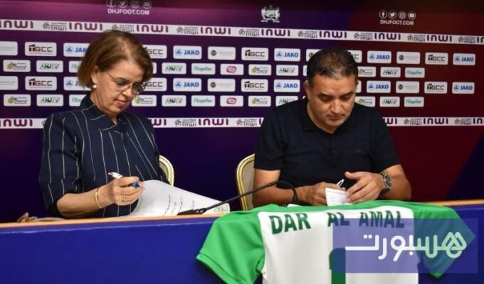 رئيس نادي الدفاع الحسني الجديدي يوزع بدلات رياضية على أطفال دار الأمل بالجديدة خلال تجديد الشراكة.