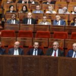 صورة لكمال الهشومي، أستاذ القانون الدستوري، يتحدث عن الرقابة البرلمانية.