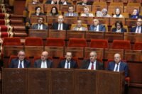 صورة لكمال الهشومي، أستاذ القانون الدستوري، يتحدث عن الرقابة البرلمانية.