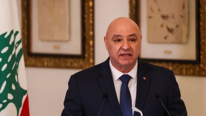 الرئيس اللبناني جوزيف عون ورئيس الوزراء نواف سلام في سياق قرارات سيادية ومقاضاة إسرائيل.