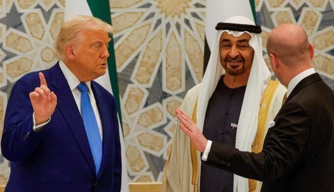 الرئيس الأمريكي دونالد ترامب ورئيس دولة الإمارات محمد بن زايد آل نهيان خلال اجتماع في قصر الوطن بأبوظبي.