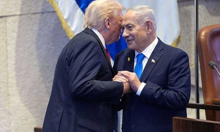 خريطة العالم تظهر نقاط التوتر الجيوسياسي ورموز رياضية وسياسية