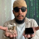 صورة توضيحية لشيخ يتحدث عن الأضحية والهواتف الذكية، تعكس الجدل الاجتماعي حول الأولويات الشرائية.