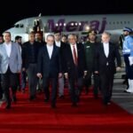 وزير الخارجية الإيراني عباس عراقجي ووزير الخارجية الباكستاني محمد إسحاق دار والمشير عاصم منير في إسلام أباد، باكستان، في 24 أبريل 2026