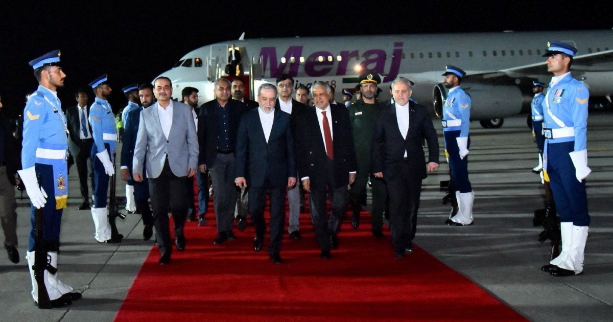 وزير الخارجية الإيراني عباس عراقجي ووزير الخارجية الباكستاني محمد إسحاق دار والمشير عاصم منير في إسلام أباد، باكستان، في 24 أبريل 2026