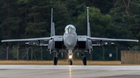 تصعيد إقليمي: إيران تعلن إسقاط مقاتلة أمريكية ثانية وإسرائيل تستهدف حزب الله 9 حطام طائرة مقاتلة أمريكية من طراز إف-15 إي سترايك إيغل