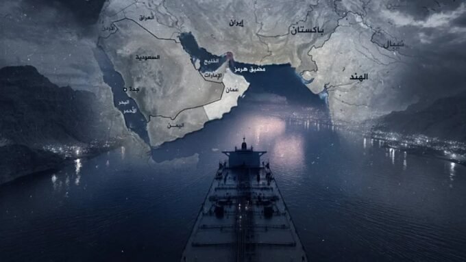 خريطة الشرق الأوسط تظهر مناطق التوتر الرئيسية مثل مضيق هرمز وباب المندب، مع إشارة إلى القوات الأمريكية والإيرانية.