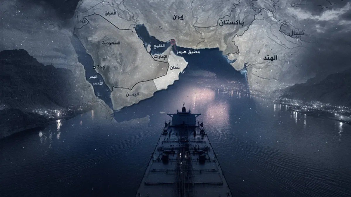 خريطة الشرق الأوسط تظهر مناطق التوتر الرئيسية مثل مضيق هرمز وباب المندب، مع إشارة إلى القوات الأمريكية والإيرانية.