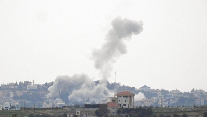 تصاعد الدخان بعد غارة إسرائيلية في جنوب لبنان، مع اشتداد الاشتباكات بين إسرائيل وحزب الله والولايات المتحدة وإيران.