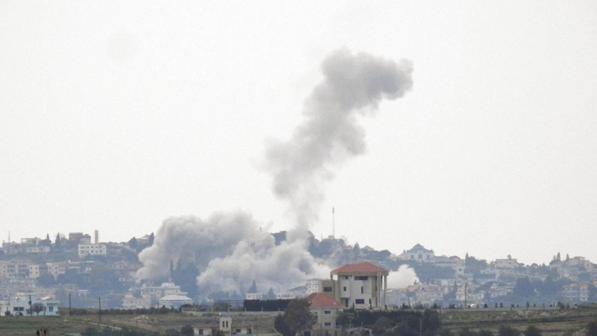 تصعيد في جنوب لبنان: إسرائيل ترسم "واقعاً جديداً" وتحذيرات من "فخ الاستنزاف" 3 تصاعد الدخان بعد غارة إسرائيلية في جنوب لبنان، مع اشتداد الاشتباكات بين إسرائيل وحزب الله والولايات المتحدة وإيران.