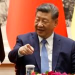 الرئيس الصيني شي جينبينغ ورئيس موزمبيق دانيال تشابو خلال لقائهما في بكين