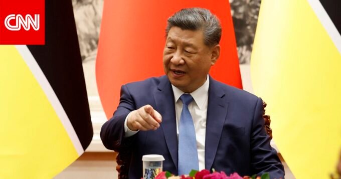 الرئيس الصيني شي جينبينغ ورئيس موزمبيق دانيال تشابو خلال لقائهما في بكين